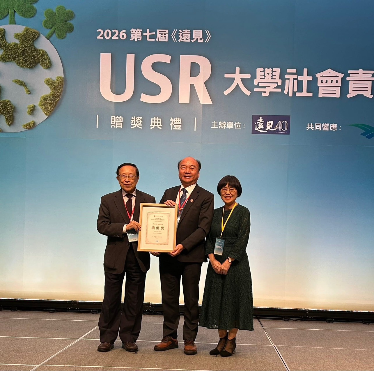 高希均創辦人、蔡少正校長與施慧玲計畫主持人合影